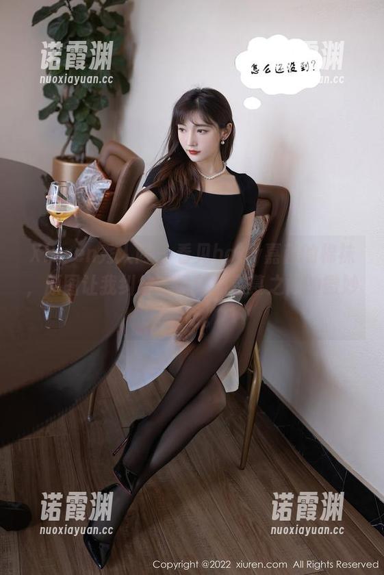 Xiuren秀人网 - 看见baby嘉茵的棉袜，原图让我纠结，佩服和羡慕之间的微妙平衡。