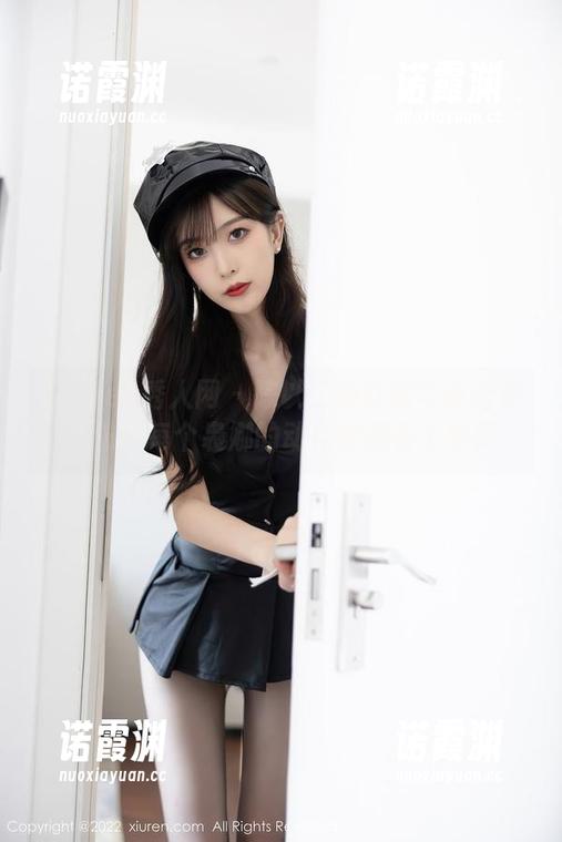 Xiuren秀人网 - 陈以二的红裙写真合集，仿佛每个袅娜的动作都藏着个故事