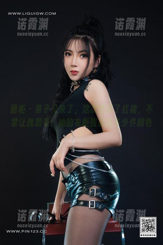 丽柜-慕子 丽柜 - 慕子又来了,这次选择了红裙,不禁让我思考:她的衣柜到底有多少件颜色?
