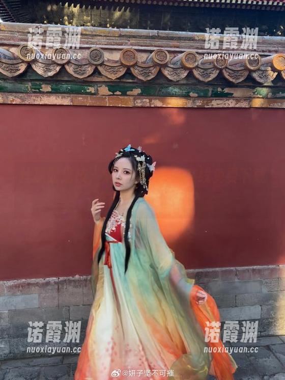 丝袜的炫技，妍子坚不可摧在线免费下载，谁能抵挡这诱惑？