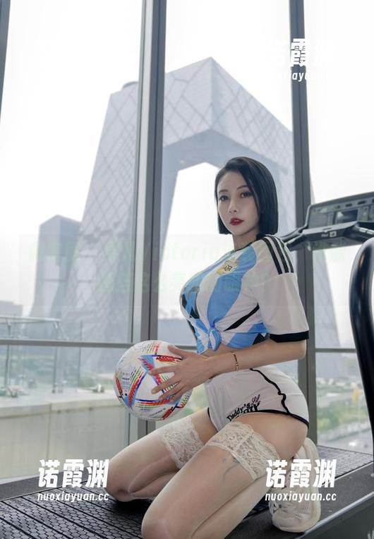 果儿Victoria 微密圈 - 果儿Victoria泳装图包,谁能抵挡这么亮眼的眼神?
