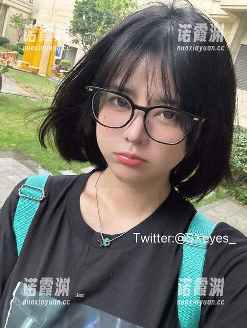 眼酱大魔王w 眼酱大魔王w最新图册:上班前的自拍里藏着几点小心机,这种氛围我也想学!