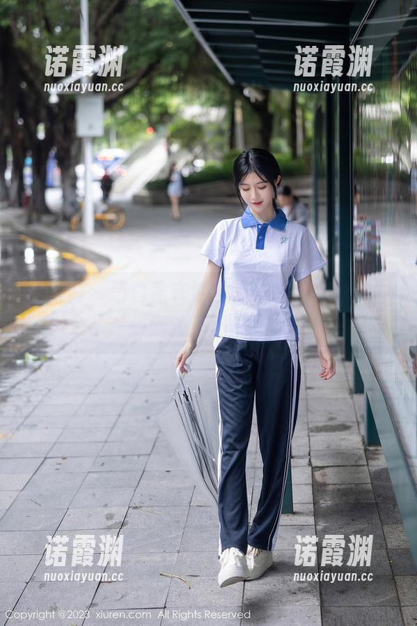 秀人网-萌白酱 秀人网 - 萌白酱在泳装里,图包摄影师默念:‘快抓住那顽皮的水珠!’