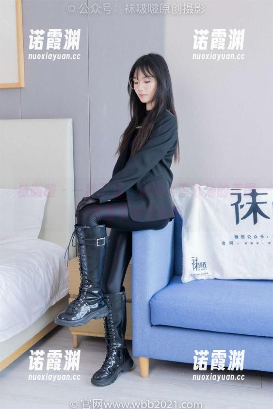 袜啵啵-小淳 袜啵啵 - 一秒下载,沉醉小淳泳池的美图,水面下都是故事。
