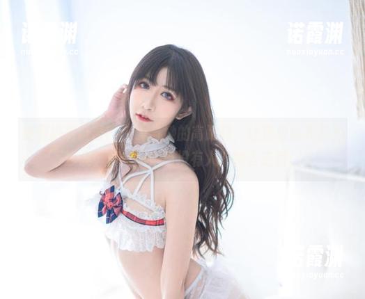 阮邑Fairy 美图拍摄阮邑Fairy与她的高跟鞋,让我想起我家的沙发,真想问她有没有人陪她去走秀!