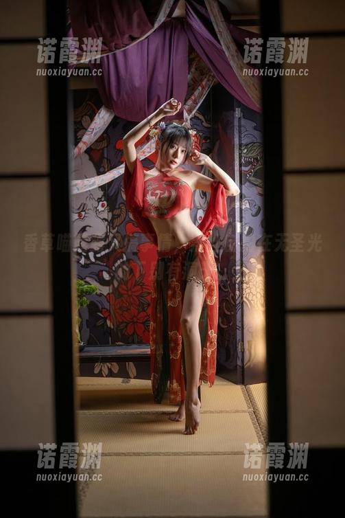 香草喵露露又搞事情，黑丝自拍在无圣光的下别有洞天。