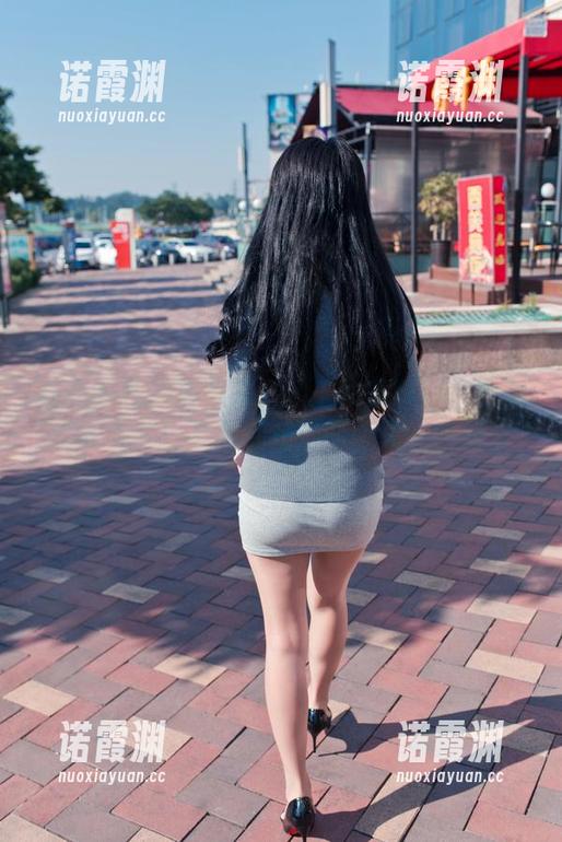 魔镜街拍-婷婷 魔镜街拍 - 多么美好的工作季节:当婷婷的粉裙与销售成就相遇时,火花四射。