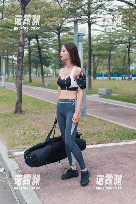 魔镜街拍 - 灰裙的诱惑：婷婷的午后休闲时光和那条包臀裙，想跟她借一下图包就好