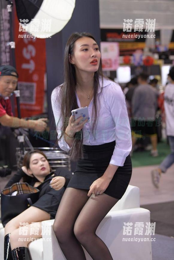 魔镜街拍 魔镜街拍:裤里丝和午餐都是短暂的奢侈,不如留在这组写真里慢慢咀嚼。