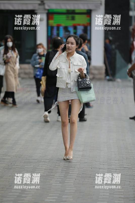 魔镜街拍 又一波美图更新!魔镜街拍这次带来了包臀裙小姐姐3走廊的惊艳,感觉自己在入梦...